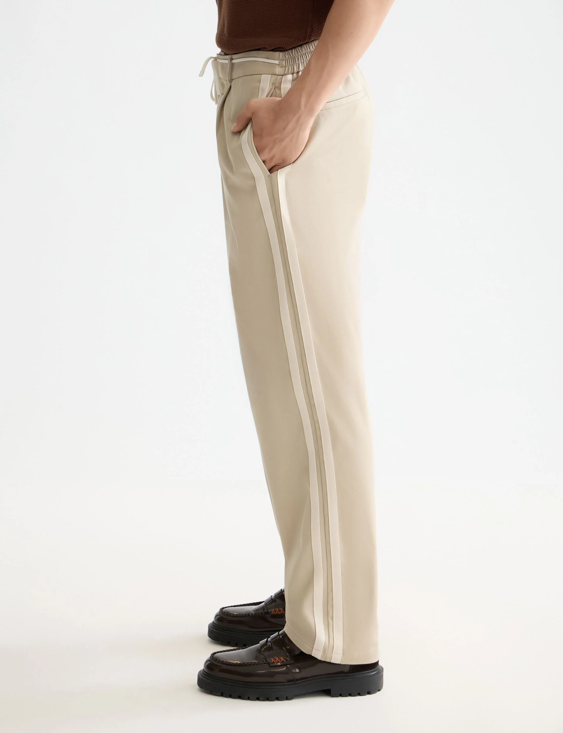 Tape-trimmed twill jersey pleated relaxed straight jogger - Image 3